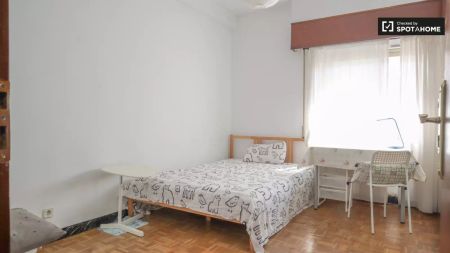 Double bed in Room in a shared 4-bedroom apartment for rent in Bellas Vistas, for students only. - Photo 4