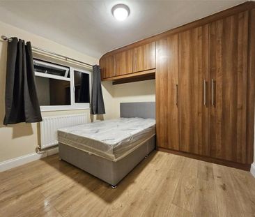 8 bedroom semi-detached house to rent - Photo 3