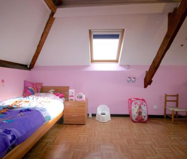 Instapklare, half-open woning met 3 slpk, bijgebouw en oprit voor 9... - Photo 3