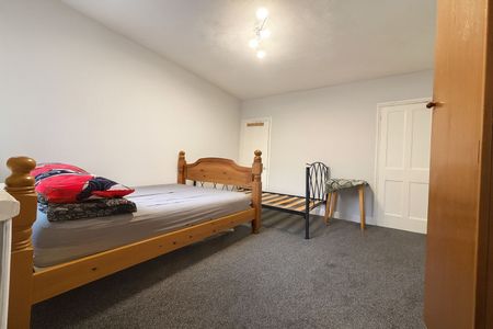 3 Bedroom House To Let - HP12 - Photo 4