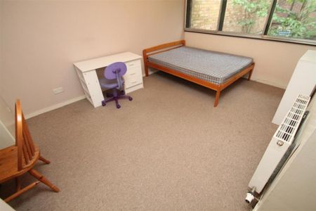 4 bedroom end of terrace house to rent - Photo 4