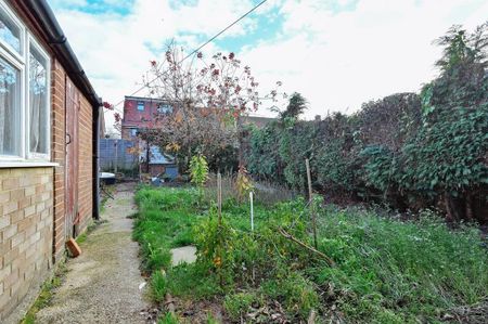 3 bedroom semi-detached house to rent - Photo 2