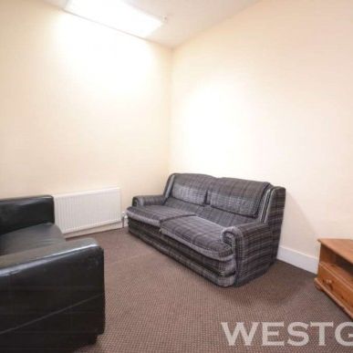 4 Bed - Erleigh Road, Earley - Photo 1