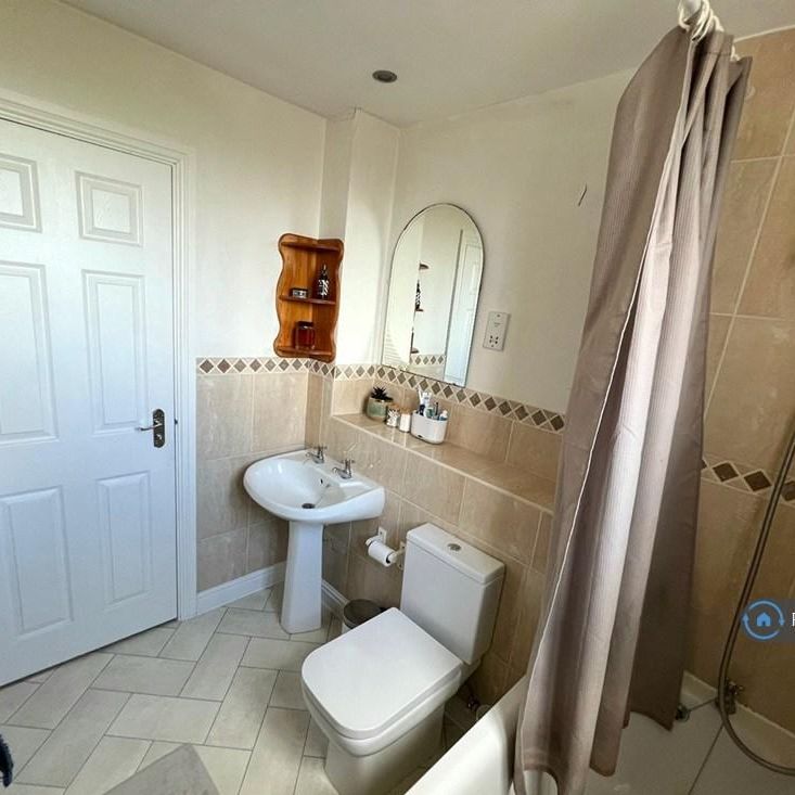 1 bedroom in a flat share to rent - Photo 1