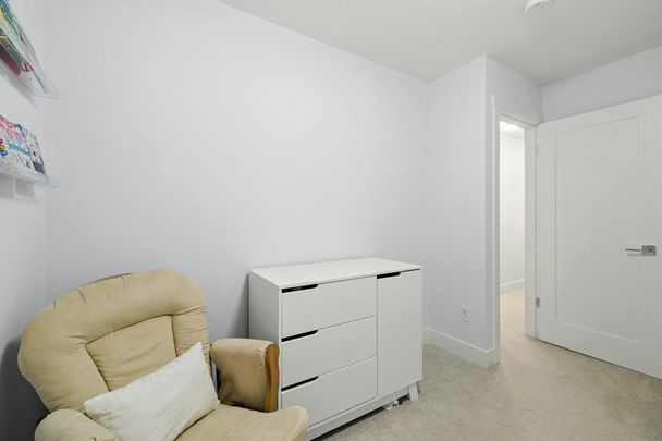 Beautiful 3 Bed and Den Corner Unit Townhouse in South Surrey - Photo 1