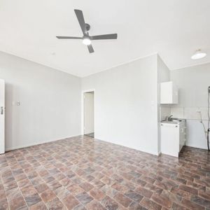 Stylish 1-Bedroom Unit in the Heart of Woolloongabba - Photo 2