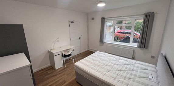 1 bedroom in a house share to rent - Photo 2