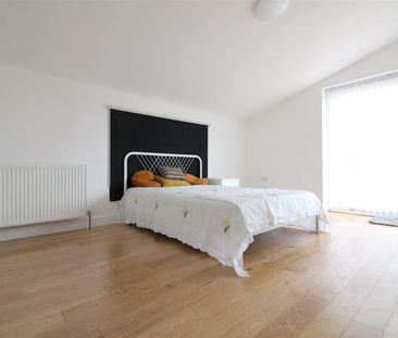 Chertsey Bridge Road, Chertsey - Photo 3