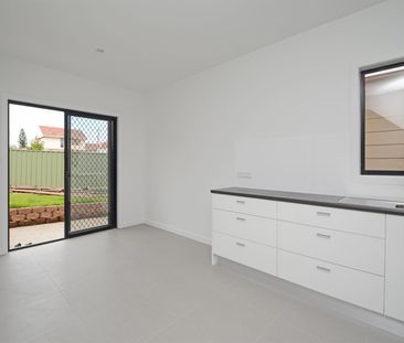 10A King Street, Birmingham Gardens NSW 2287 - Townhouse For Rent |... - Photo 3