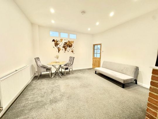 4 bedroom flat to rent - Photo 1