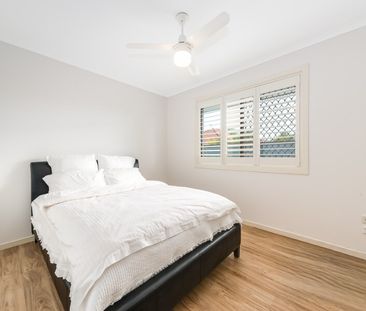 Spacious 4-Bedroom Family Home with Pool in Prime Molendinar Location - Photo 4