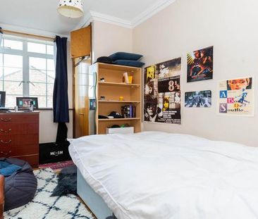 Beautiful three double bedroom flat - Photo 1