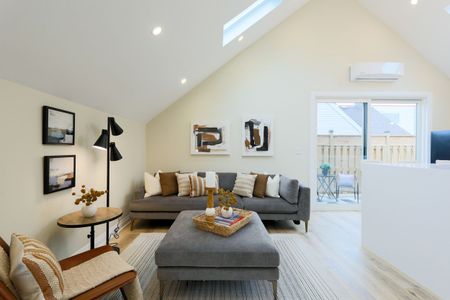 For Lease - 6 Luttrell Avenue Unit# 2nd Floor, Toronto, Ontario - Photo 5