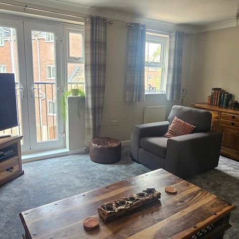 4 bedroom semi-detached to let - Photo 1