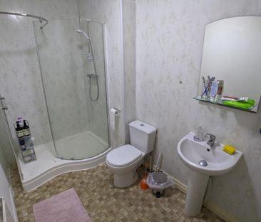 3 bedroom flat to rent - Photo 4