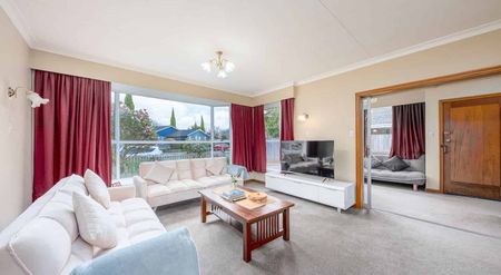 Spacious home in well sought after location. - Photo 2