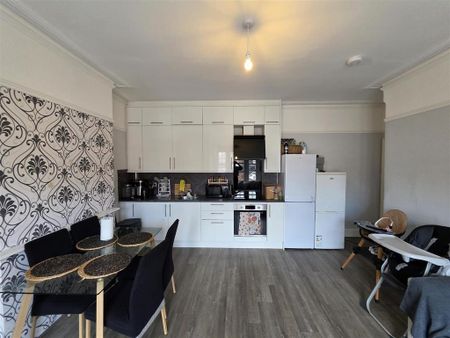 3 bedroom flat to rent - Photo 4
