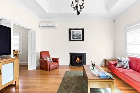 Pet Friendly Beachside Family Home Near Maroubra Beach! (All Utilities Included) - Photo 3