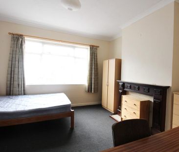 4 bedroom semi-detached house to rent - Photo 5