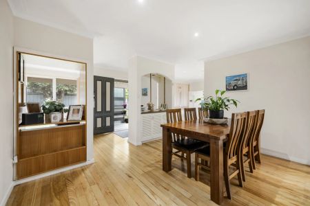 Immaculate Family Home on 712m² (Approx.) in a Prime Location for lease! - Photo 3