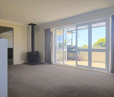 Charming 4BR House in Te Atatu - Photo 3