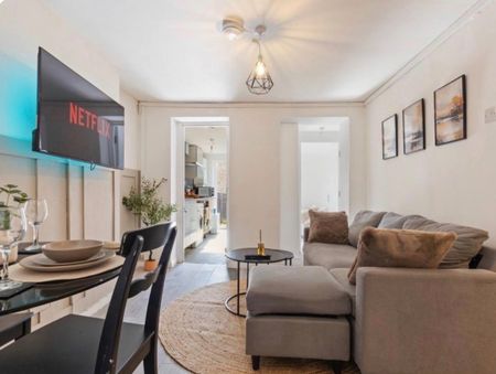 3 Bed Flat, Lewisham Way, SE14 - Photo 3