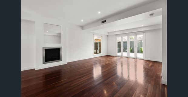 SPACIOUS ACCOMMODATION IN A BRILLIANT LOCATION - Photo 1