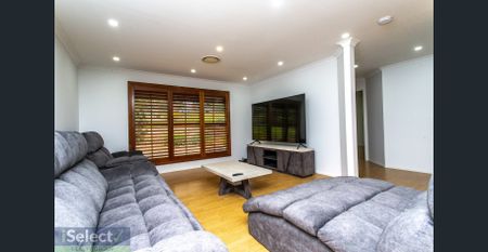 LARGE FAMILY HOME, PERFECT FOR ENTERTAINING - Photo 4