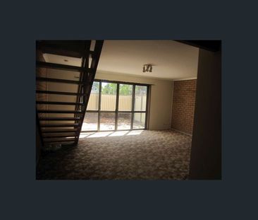 Ideally situated in quiet complex - Photo 3