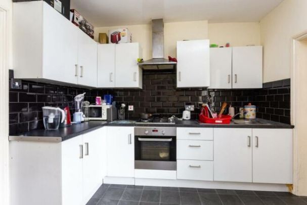 2 Bedroom Flat To Let - Photo 1