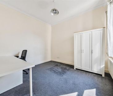 3 bedroom flat to rent - Photo 5