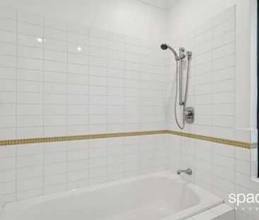 SPACIOUS UNFURNISHED CONTEMPORARY LIVING - Photo 2