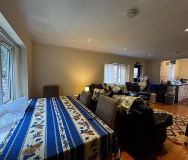 4 bedroom semi-detached house to rent - Photo 3