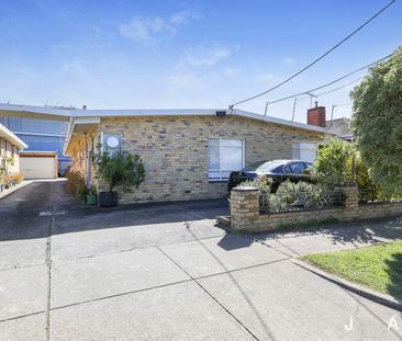 One bedroom unit in a great location! - Photo 3
