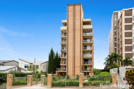 Sub-Penthouse With Spectacular Views - Photo 2