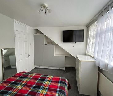 Room in a Shared House, Atkinson Road, E16 - Photo 3