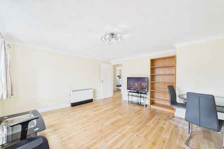 2 bedroom Flat in Kings Oak Court, Reading - Photo 2
