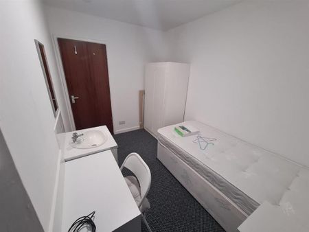 3 bedroom private hall to rent - Photo 2