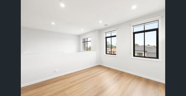 MODERN DOUBLE-STOREY FAMILY HOME IN A PRIME LOCATION - Photo 1