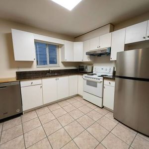 Vancouver East - Victoria vs E 46th 2 bdrms ground floor for rent - Photo 2