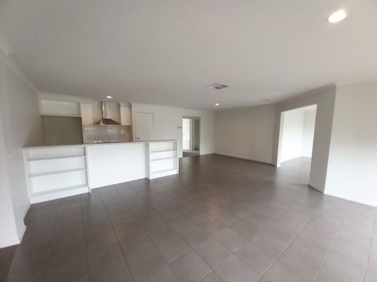 SPACIOUS THREE BEDROOM + STUDY HOUSE - APPLICATION APPROVED - Photo 1