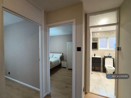 1 bedroom in a house share to rent - Photo 3