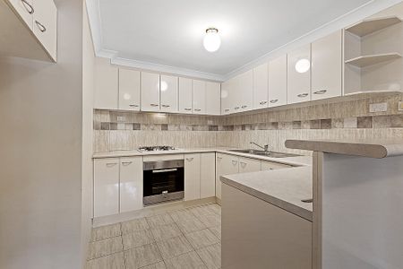 BEUTIFULLY APPOINTED MODERN 3 BEDROOM TOWNHOUSE - Photo 4