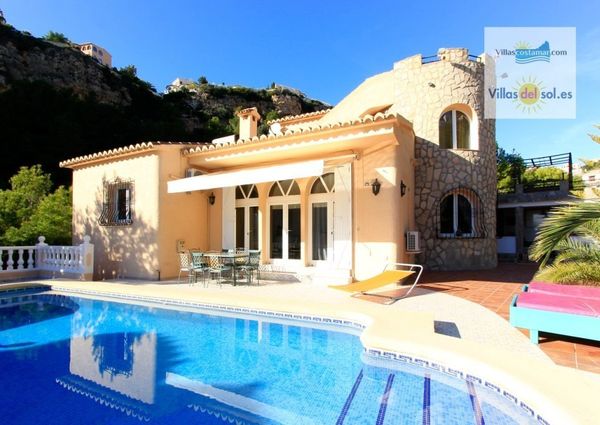 Villa for rent in Cumbre del Sol with 5 bedrooms
