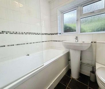 Auckland Road, Reading, Berkshire, RG6 - Photo 5