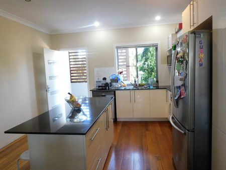 Three Bedroom Dual Level Unit - Photo 4