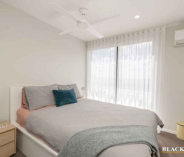 One bedroom + study townhouse - Flexible available date! - Photo 3