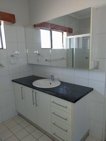 Charming Townhouse in Katherine East - Photo 2