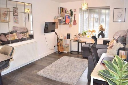 Station Approach, Coulsdon North, Coulsdon, CR5 - Photo 3