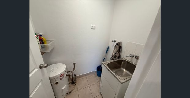 Newly Renovated - Opposite Westfield ! - Photo 1